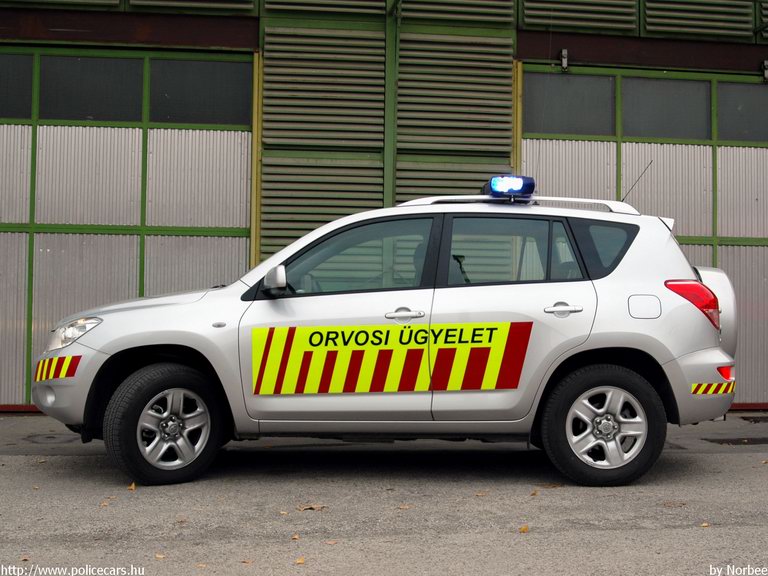 Toyota RAV4, Vác, orvosi ügyelet, fotó: Norbee
Az autón kiegészítõként felváltva villog a távolsági fényszóró, hátul pedig a ködfényszóró egyszerre. A matricázás még nem teljes.
Keywords: mentő magyar magyarország mentőautó