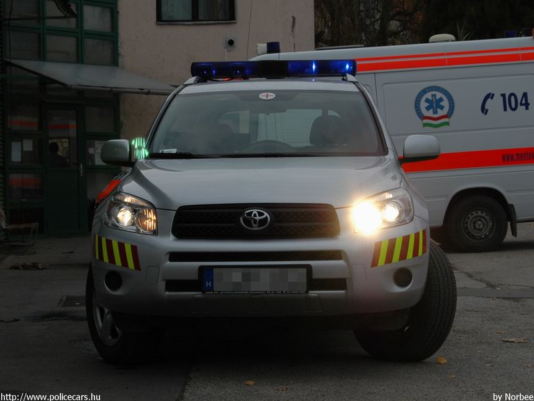 Toyota RAV4, Vác, orvosi ügyelet, fotó: Norbee
Az autón kiegészítõként felváltva villog a távolsági fényszóró, hátul pedig a ködfényszóró egyszerre. A matricázás még nem teljes.
Keywords: mentő magyar magyarország mentőautó