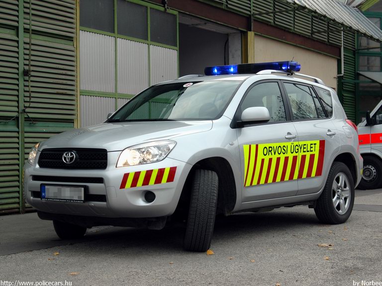 Toyota RAV4, Vác, orvosi ügyelet, fotó: Norbee
Az autón kiegészítõként felváltva villog a távolsági fényszóró, hátul pedig a ködfényszóró egyszerre. A matricázás még nem teljes.
Keywords: mentő magyar magyarország mentőautó