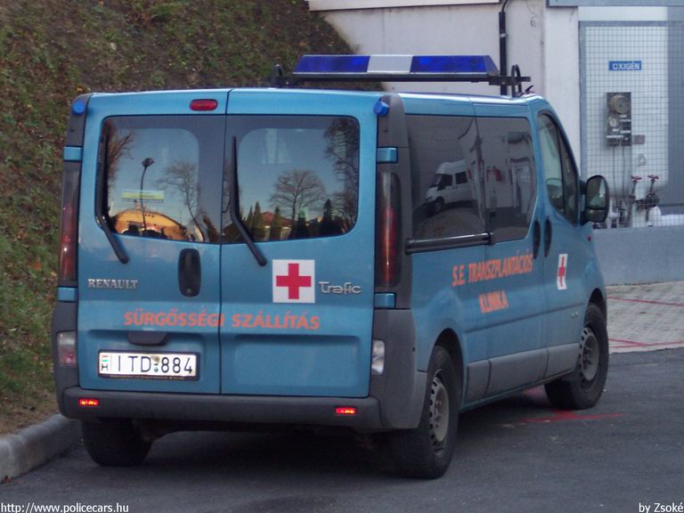 Renault Trafic, Semmelweis Egyetem Transzplantációs Klinika, fotó: Zsoké
Keywords: mentő magyar Magyarország mentőautó ITD-884