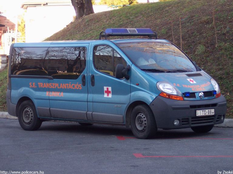Renault Trafic, Semmelweis Egyetem Transzplantációs Klinika, fotó: Zsoké
Keywords: mentő magyar Magyarország mentőautó ITD-884