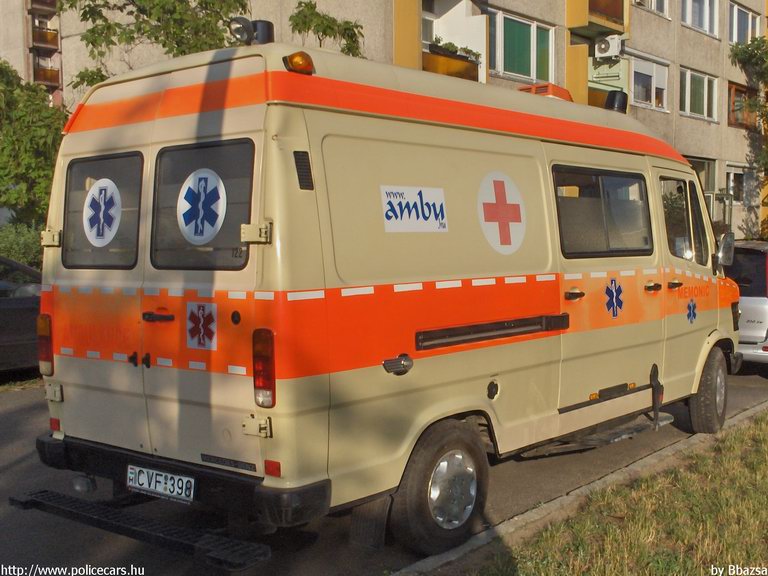 Mercedes-Benz 210, fotó: Bbazsa
Keywords: mentő magyar Magyarország mentőautó CVF-398