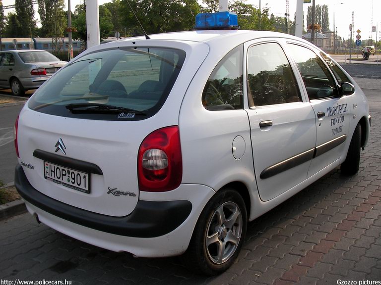 Citroen Xsara Picasso, Fonyód, orvosi ügyelet, fotó: Gzozzo pictures
Keywords: mentő magyar Magyarország mentőautó HOP-901