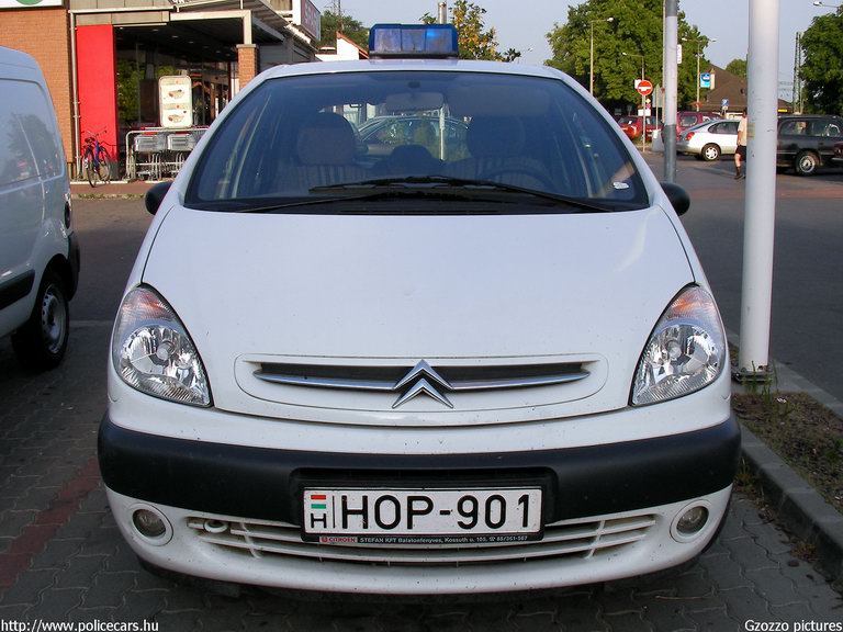Citroen Xsara Picasso, Fonyód, orvosi ügyelet, fotó: Gzozzo pictures
Keywords: mentő magyar Magyarország mentőautó HOP-901