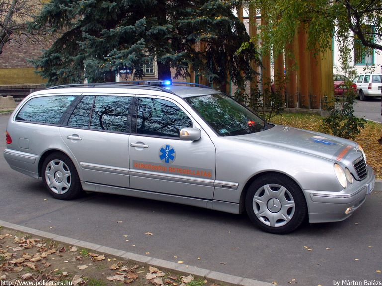 Mercedes-Benz E, Koraszülött Mentõszolgálat, Pécs, fotó: Márton Balázs
Keywords: mentő magyar Magyarország mentőautó JJL-515