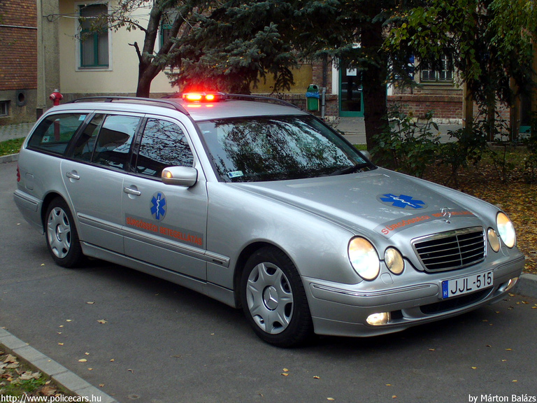 Mercedes-Benz E, Koraszülött Mentõszolgálat, Pécs, fotó: Márton Balázs
Keywords: mentő magyar Magyarország mentőautó JJL-515