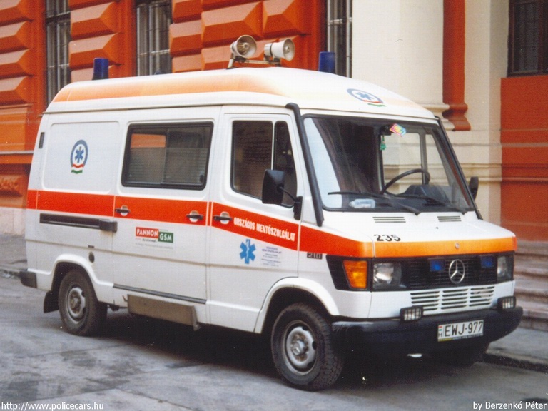 Mercedes 210, Országos Mentõszolgálat, fotó: Berzenkó Péter
Keywords: mentő mentőautó OMSZ magyar magyarország EWJ-977