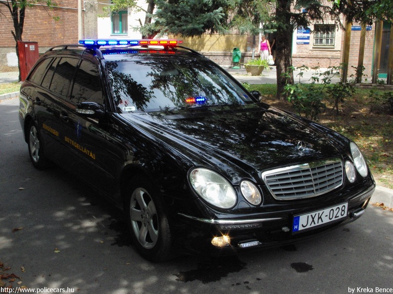 Mercedes-Benz E, Pécs, Koraszülött Mentõszolgálat, fotó: Kreka Bence
Keywords: mentő mentőautó magyar Magyarország JXK-028