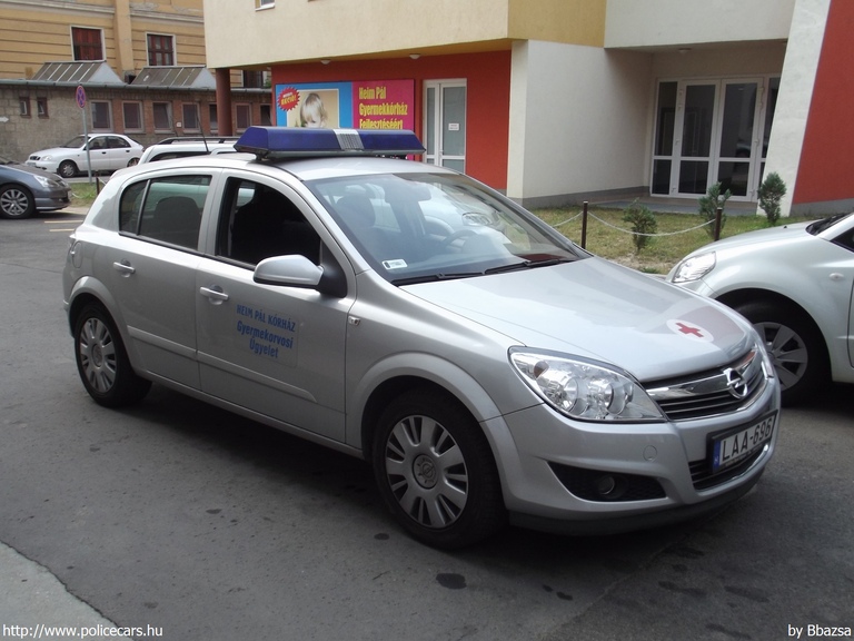 Opel Astra H, Heim Pál Kórház, gyermekorvosi ügyelet, fotó: Bbazsa
Keywords: mentő magyar Magyarország mentőautó LAA-696