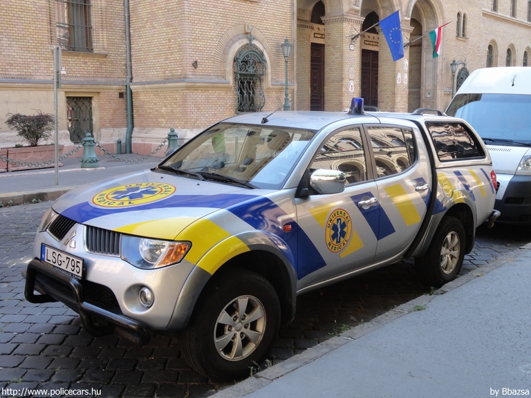 Mitsubishi L200, Universal Medical, fotó: Bbazsa
Keywords: mentő magyar Magyarország mentőautó LSG-795