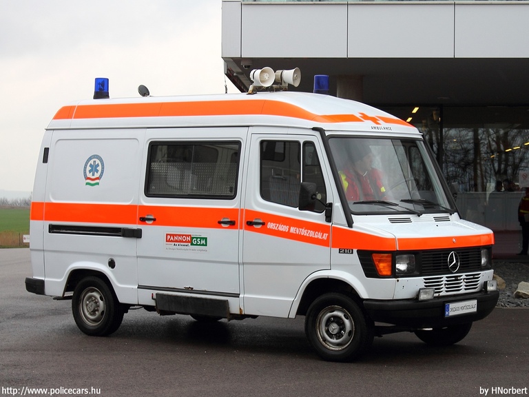 Mercedes-Benz 210, Országos Mentõszolgálat, fotó: HNorbert
Keywords: mentő mentőautó magyar Magyarország