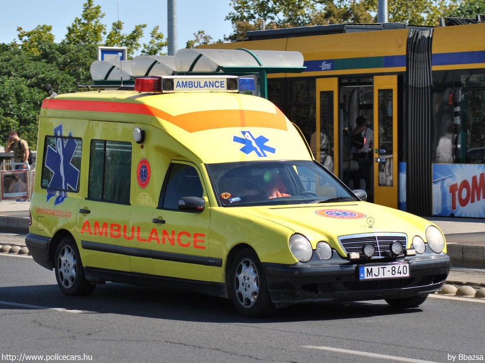 Mercedes-Benz E270 CDI BINZ, Váradi Mentõszolgálat Kft., fotó: Bbazsa
Keywords: mentő mentőautó magyar Magyarország ambulance hungarian Hungary MJT-840