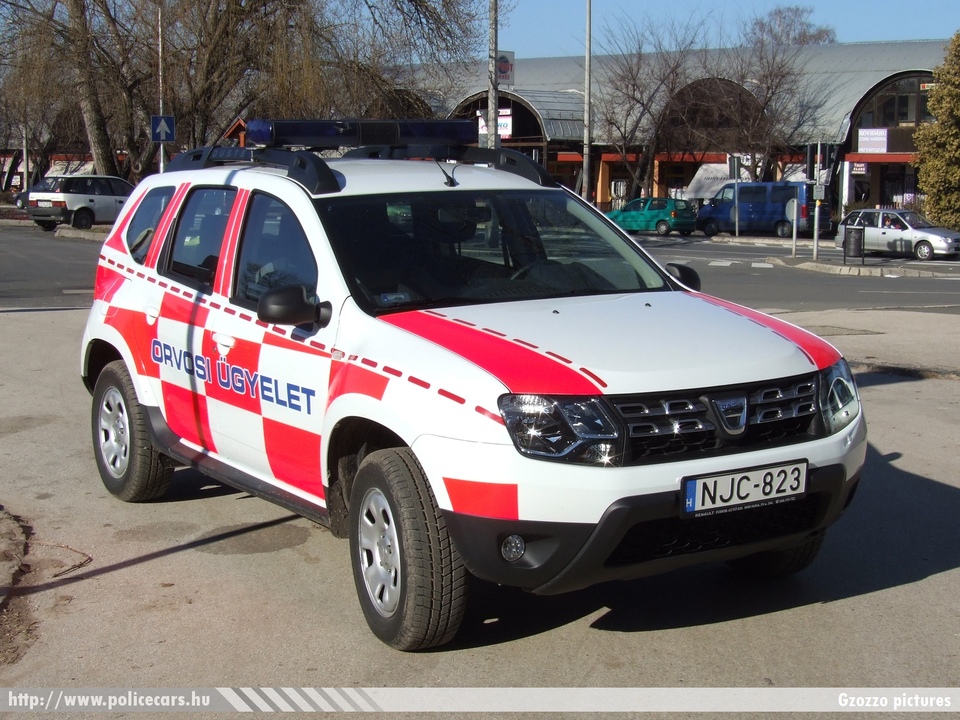 Dacia Duster, Emergency Service Kft., Siófok, orvosi ügyelet, fotó: Gzozzo pictures
Keywords: mentő mentőautó magyar Magyarország hungarian Hungary ambulance NJC-823