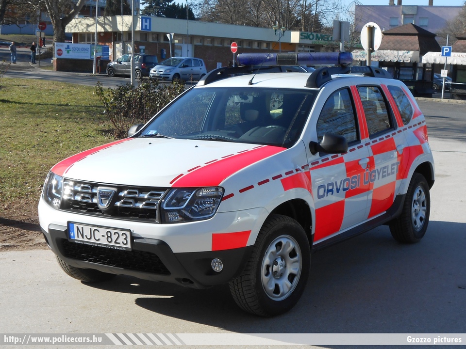 Dacia Duster, Emergency Service Kft., Siófok, orvosi ügyelet, fotó: Gzozzo pictures
Keywords: mentő mentőautó magyar Magyarország hungarian Hungary ambulance NJC-823