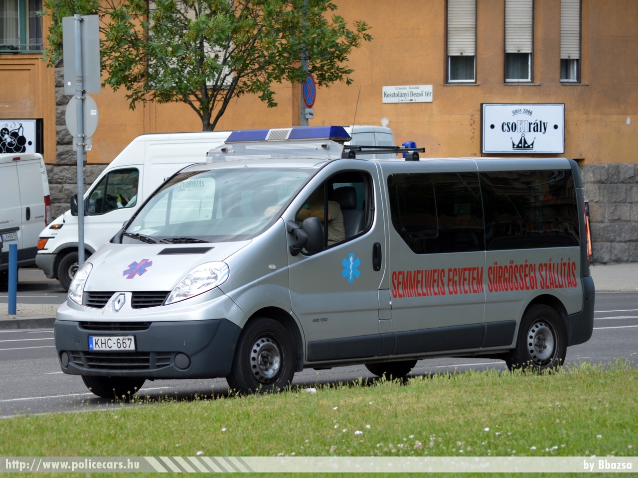 Renault Trafic, Semmelweis Egyetem Transzplantációs Klinika, fotó: Bbazsa
Keywords: magyar Magyarország mentő mentőautó Hungary hungarian ambulance KHC-667
