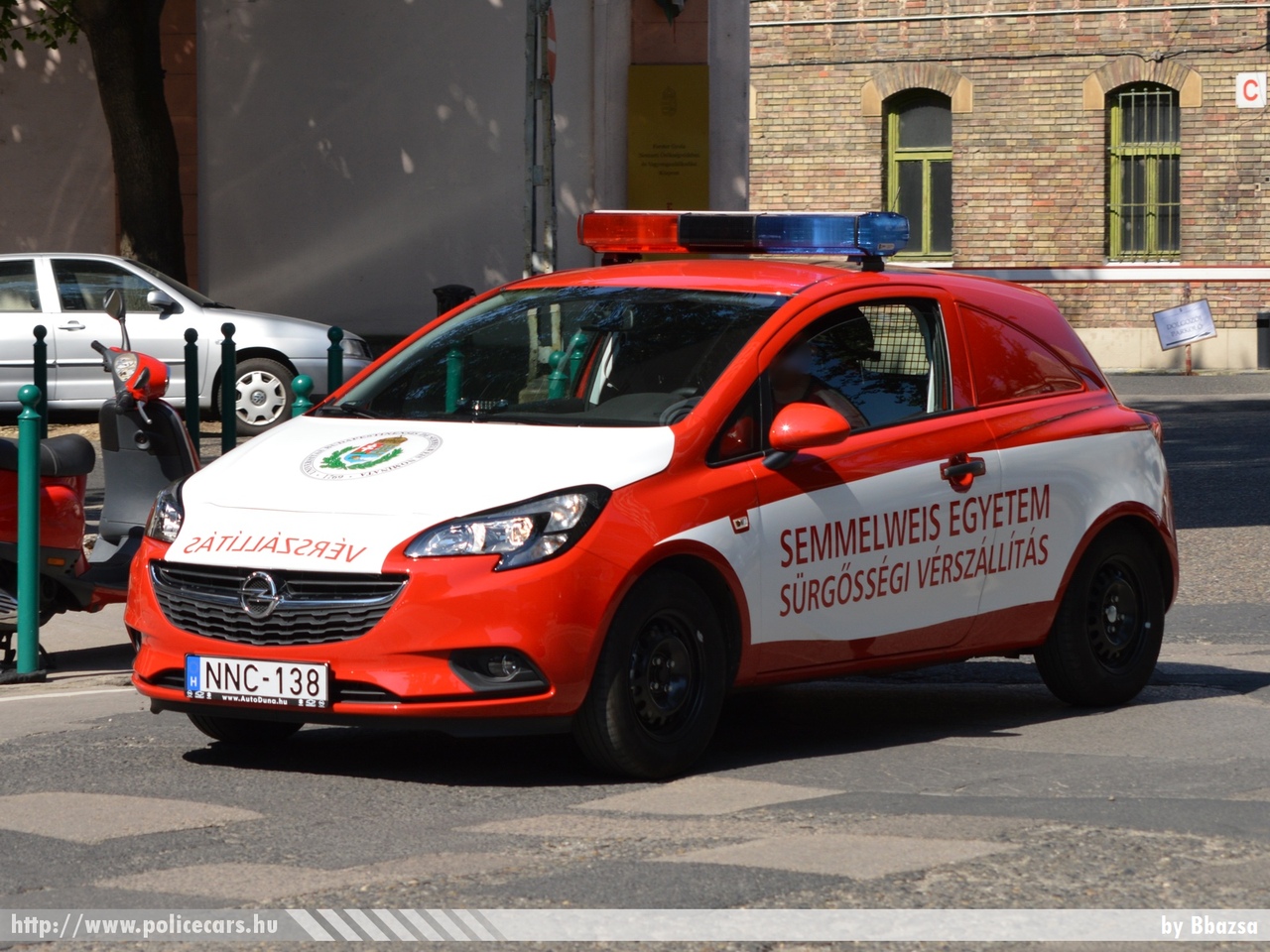 Opel Corsa, sürgõsségi vérszállítás, Semmelweis Egyetem, fotó: Bbazsa
Keywords: magyar Magyarország mentő mentőautó Hungary hungarian ambulance NNC-138