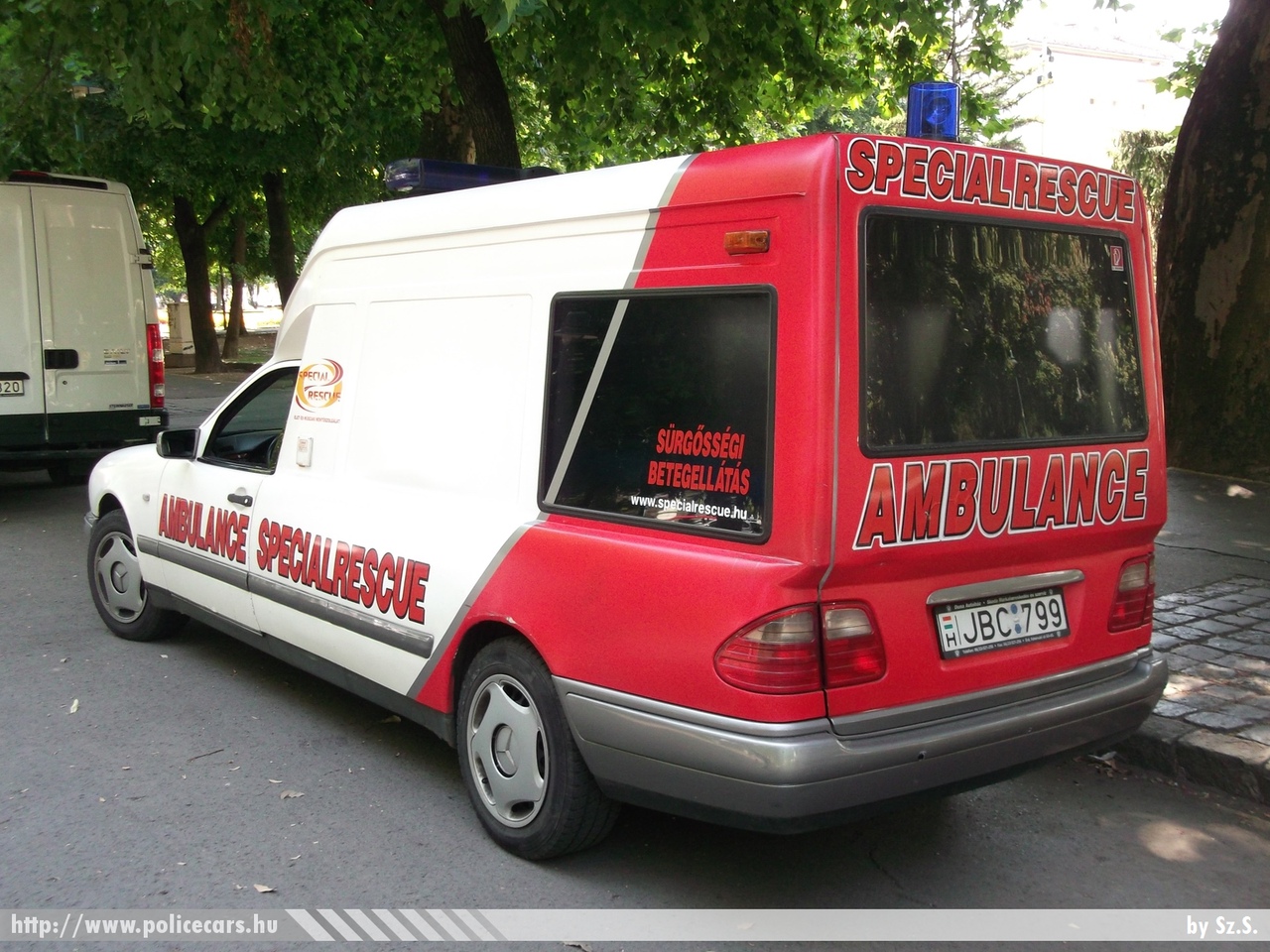 Mercedes E Binz, Specialrescue Kft., fotó: Sz.S.
Keywords: magyar Magyarország mentő mentőautó Hungary hungarian ambulance JBC-799