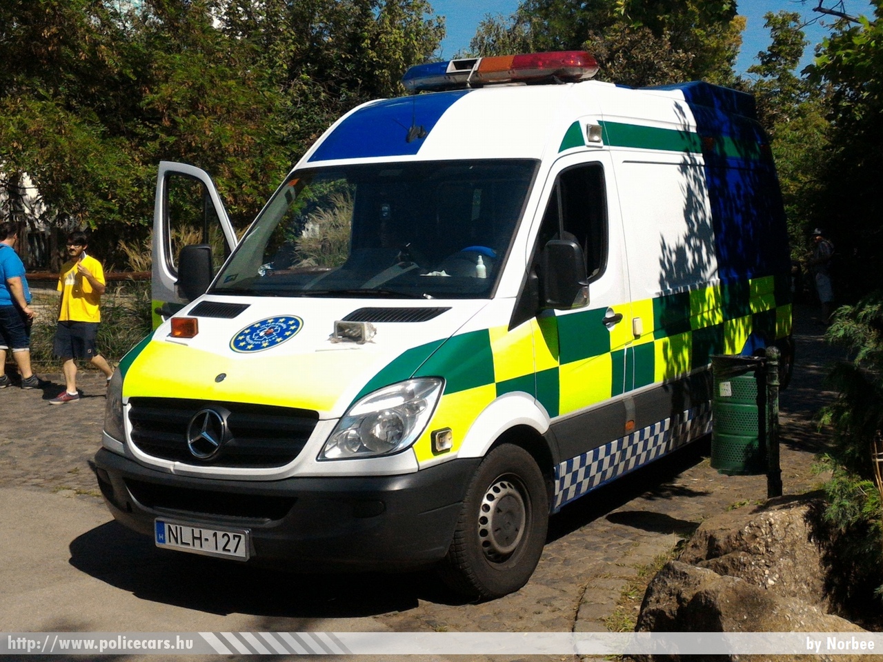 Mercedes Sprinter II., fotó: Norbee
Keywords: magyar Magyarország mentő mentőautó Hungary hungarian ambulance NLH-127