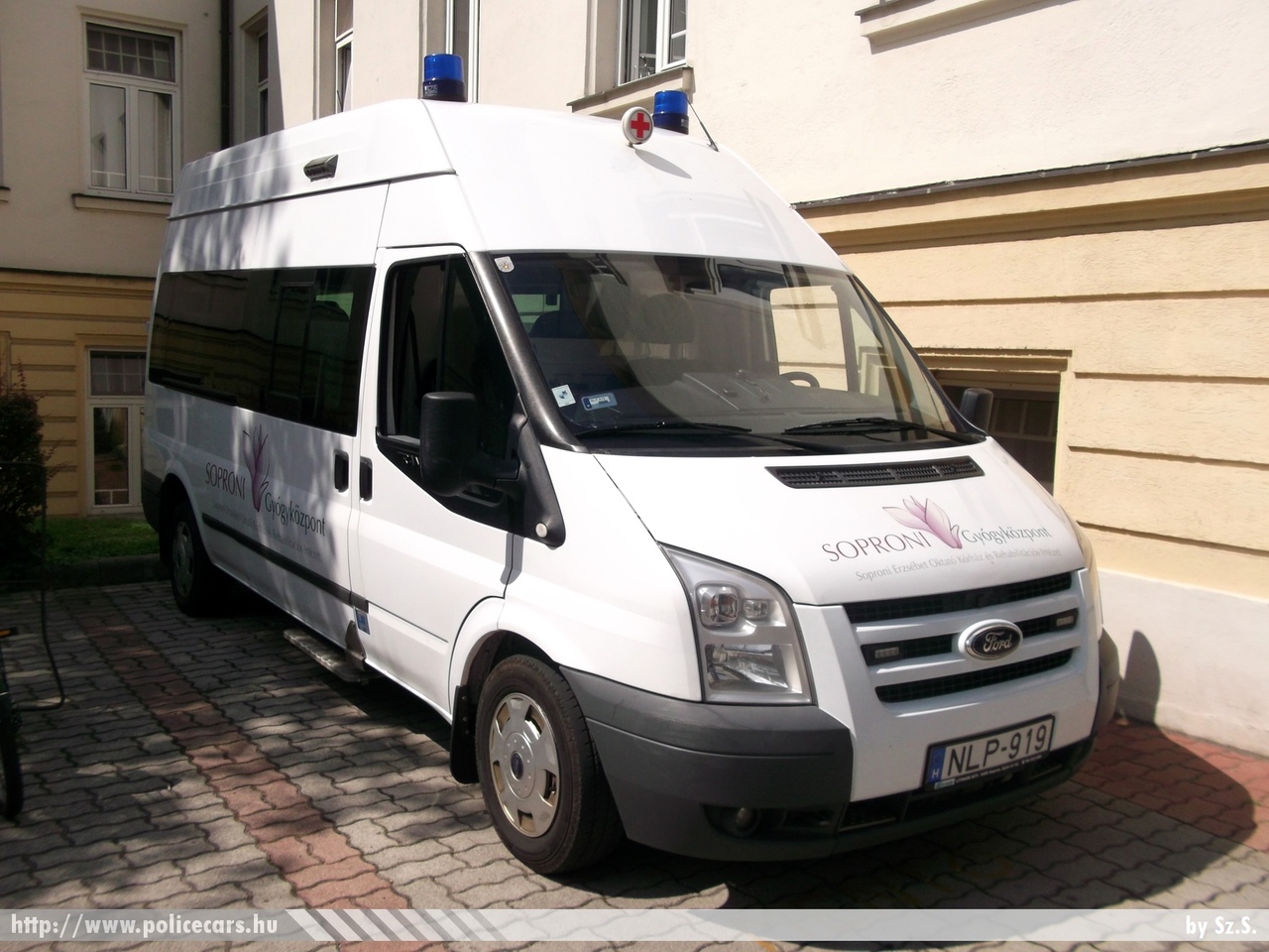 Ford Transit, Soproni Erzsébet Oktató Kórház és Rehabilitációs Intézet, fotó: Sz.S.
Keywords: magyar Magyarország mentő mentőautó Hungary hungarian ambulance NLP-919