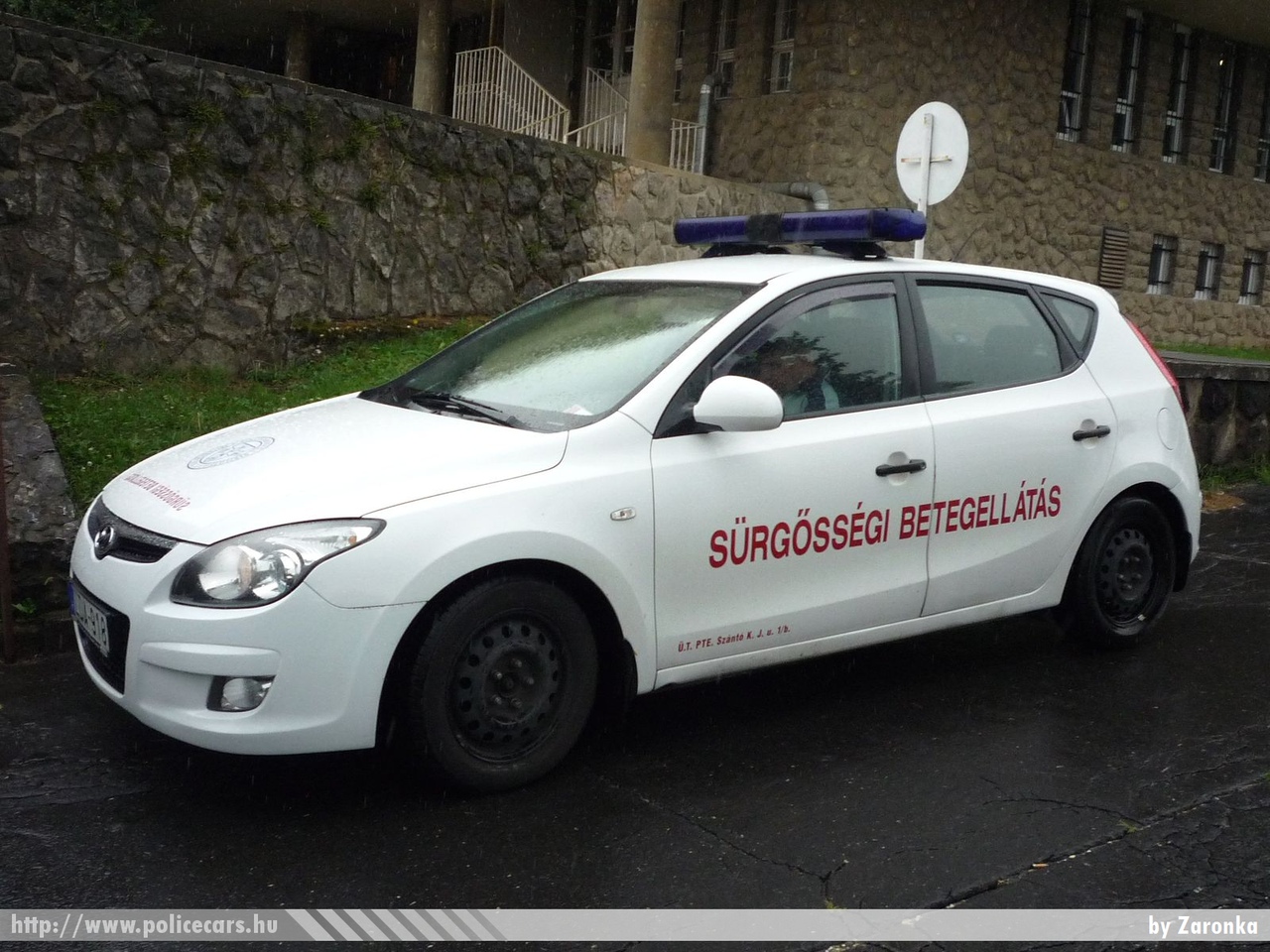 Hyundai i30, Pécs, PTE, fotó: Zaronka
Keywords: magyar Magyarország mentő mentőautó Hungary hungarian ambulance 