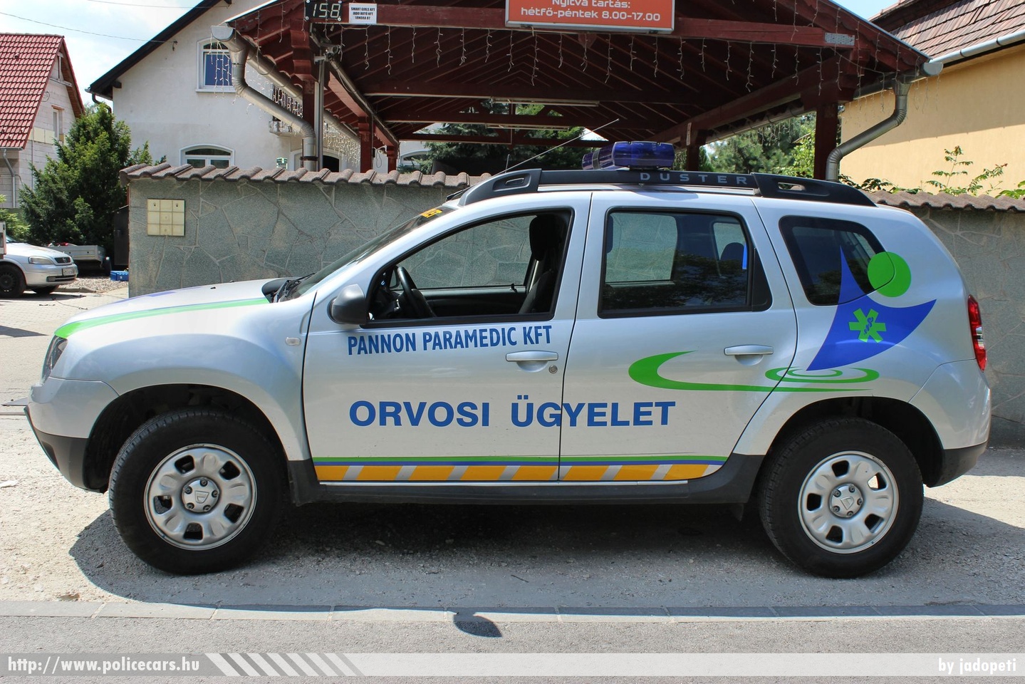 Dacia Duster, Pannon Paramedic Kft., Bátonyterenye, orvosi ügyelet, fotó: jadopeti
Keywords: magyar Magyarország mentő mentőautó Hungary hungarian ambulance NNN-759
