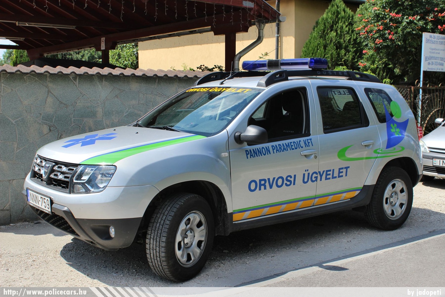 Dacia Duster, Pannon Paramedic Kft., Bátonyterenye, orvosi ügyelet, fotó: jadopeti
Keywords: magyar Magyarország mentő mentőautó Hungary hungarian ambulance NNN-759