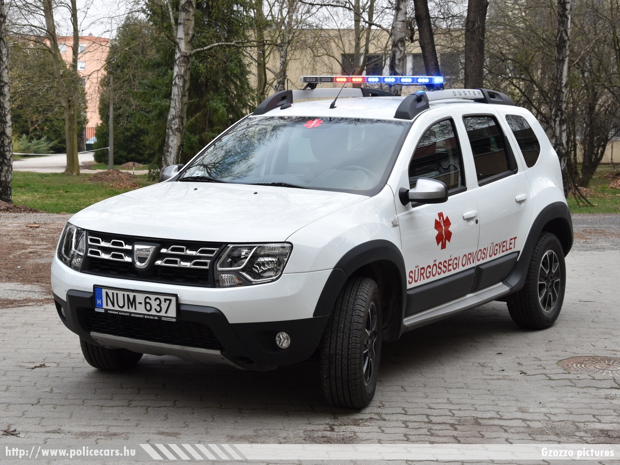 Dacia Duster, orvosi ügyelet, Mór, fotó: Gzozzo pictures
Keywords: mentő mentőautó magyar Magyarország ambulance hungarian Hungary NUM-637