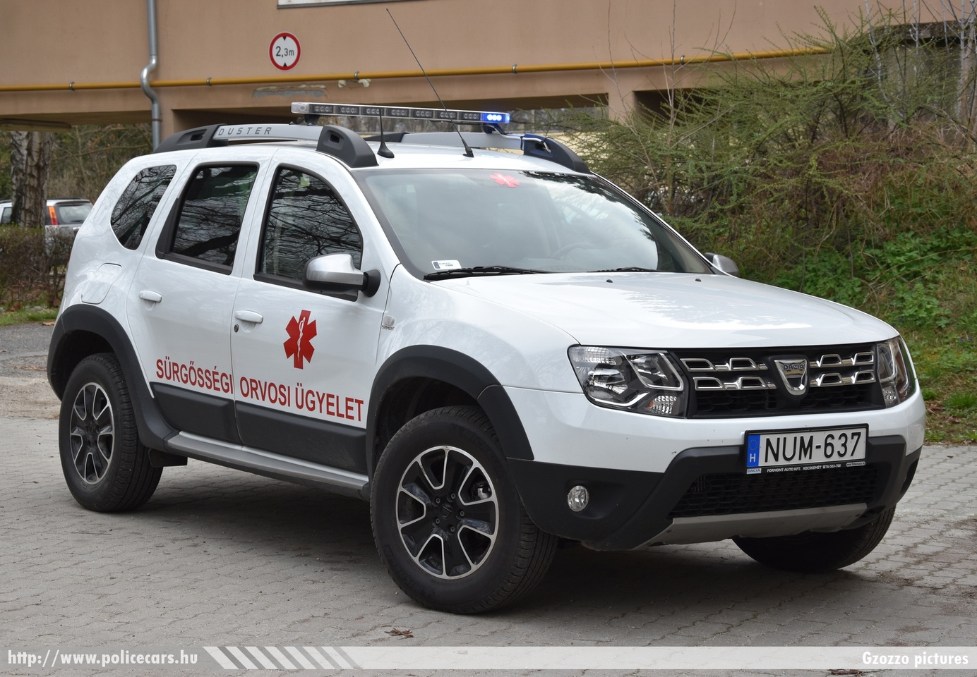 Dacia Duster, orvosi ügyelet, Mór, fotó: Gzozzo pictures
Keywords: mentő mentőautó magyar Magyarország ambulance hungarian Hungary NUM-637