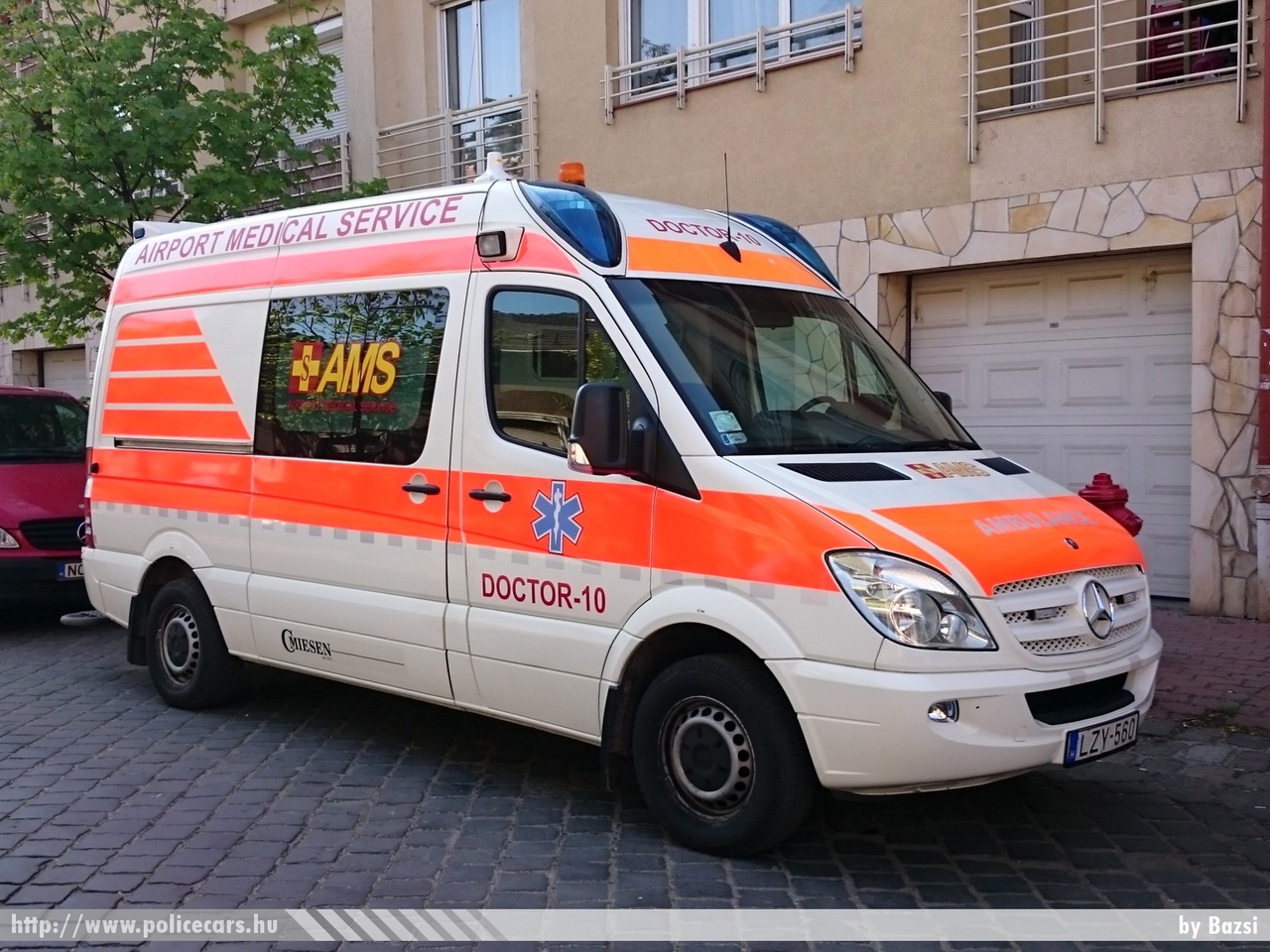 Mercedes-Benz Sprinter II Miesen, Airport Medical Service, AMS Assistance Kft., fotó: Bazsi 
Keywords: mentő mentőautó magyar Magyarország ambulance hungarian Hungary LZY-560