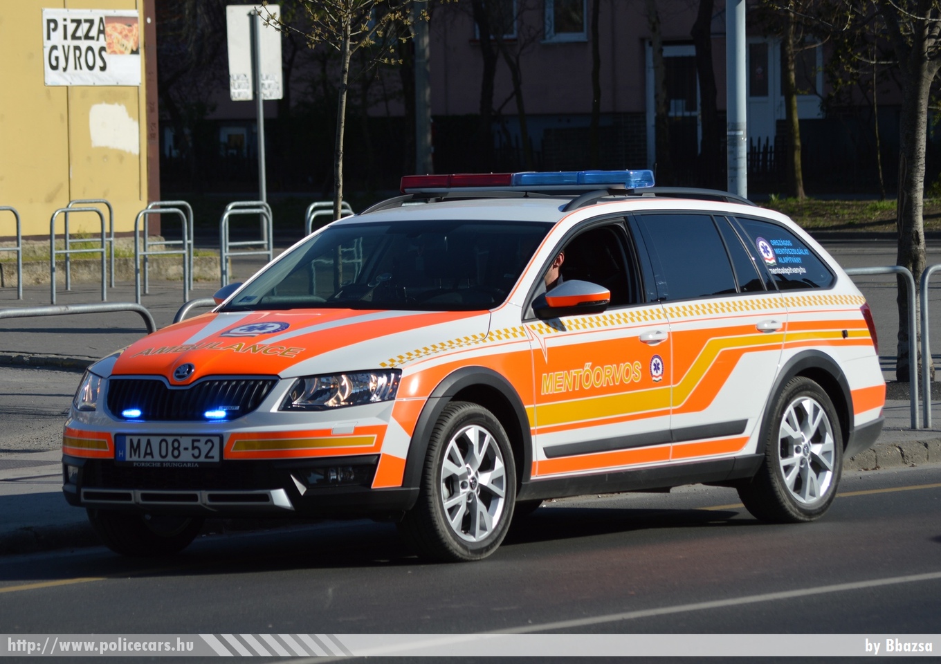 Skoda Octavia Combi III Scout, Országos Mentõszolgálat, MOK, fotó: Bbazsa
Keywords: magyar Magyarország mentő mentőautó Hungary hungarian ambulance MA08-52