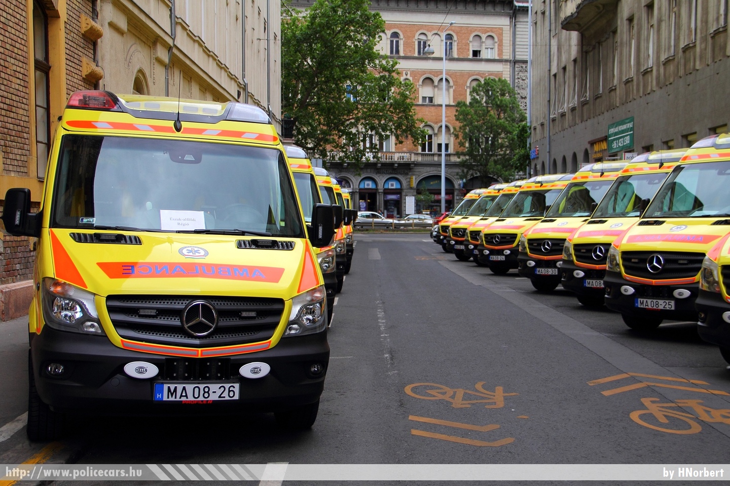 Mercedes-Benz Sprinter II facelift 316CDI Profile, Heros, Országos Mentõszolgálat, fotó: HNorbert
Keywords: MA08-26 magyar Magyarország mentő mentőautó OMSZ Hungary hungarian ambulance 