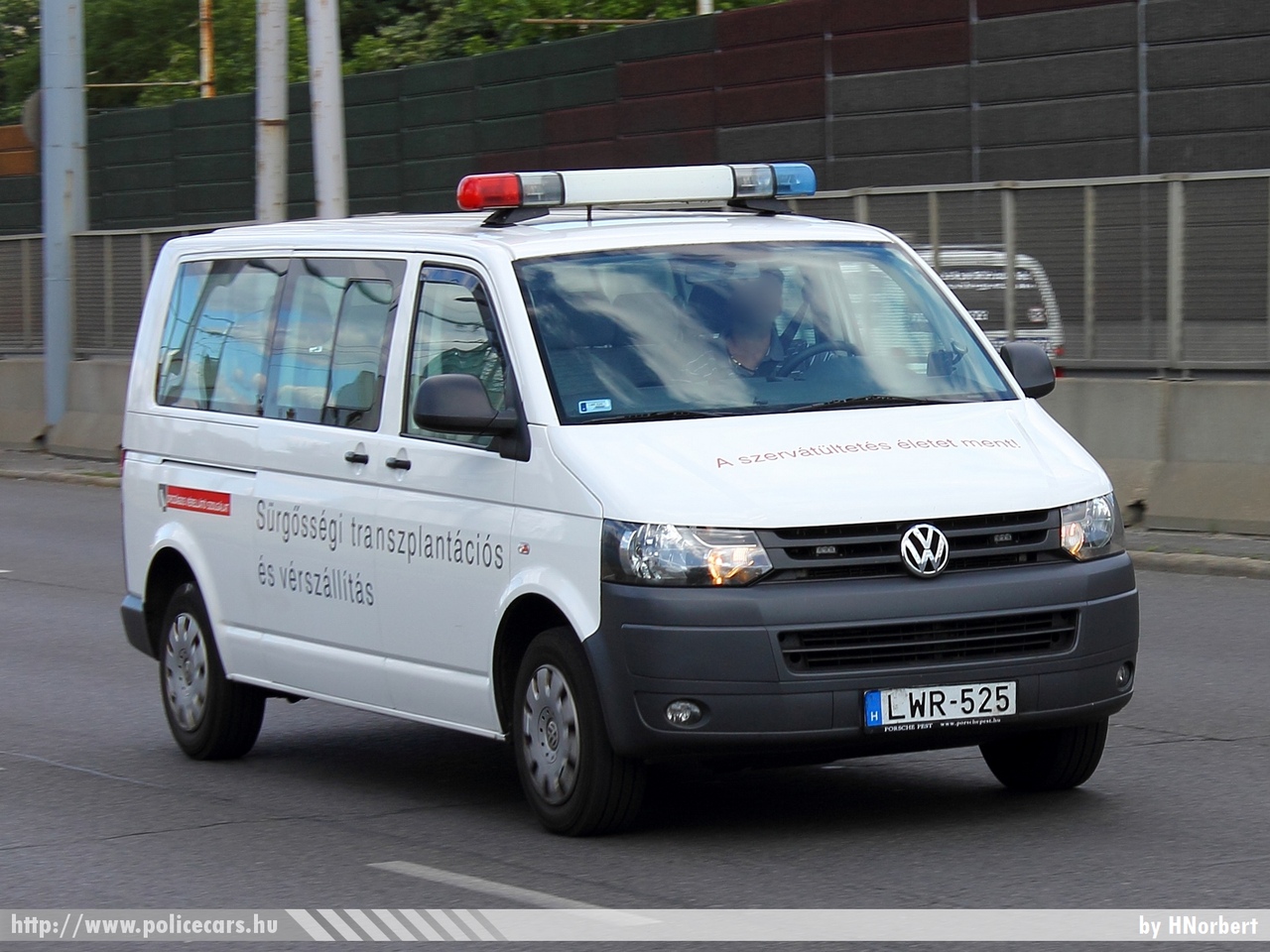 Volkswagen Transporter T5 facelift, Országos Vérellátó szolgálat, vérszállítás, fotó: HNorbert
Keywords: mentő magyar Magyarország mentőautó LWR-525