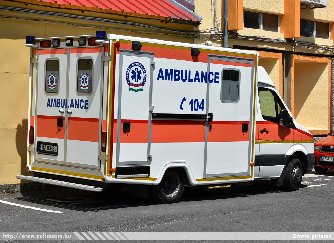 Volkswagen Crafter, Országos Mentõszolgálat, fotó: Gzozzo pictures
Keywords: magyar Magyarország mentő mentőautó OMSZ Hungary hungarian ambulance MA03-59