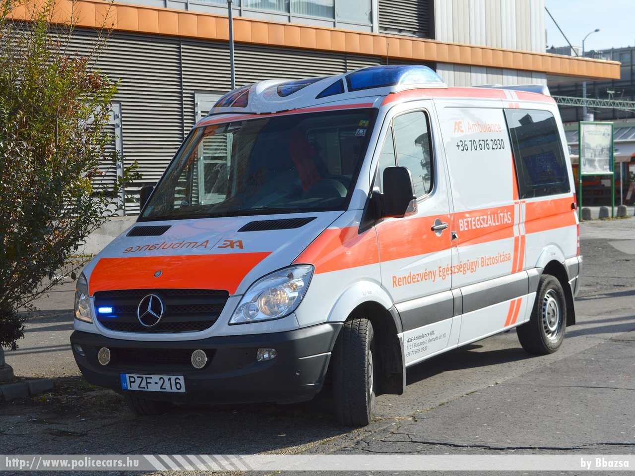 Mercedes Sprinter II, AXE Ambulance Kft., fotó: PChris
Keywords: mentő mentőautó magyar Magyarország hungarian Hungary ambulance PZF-216