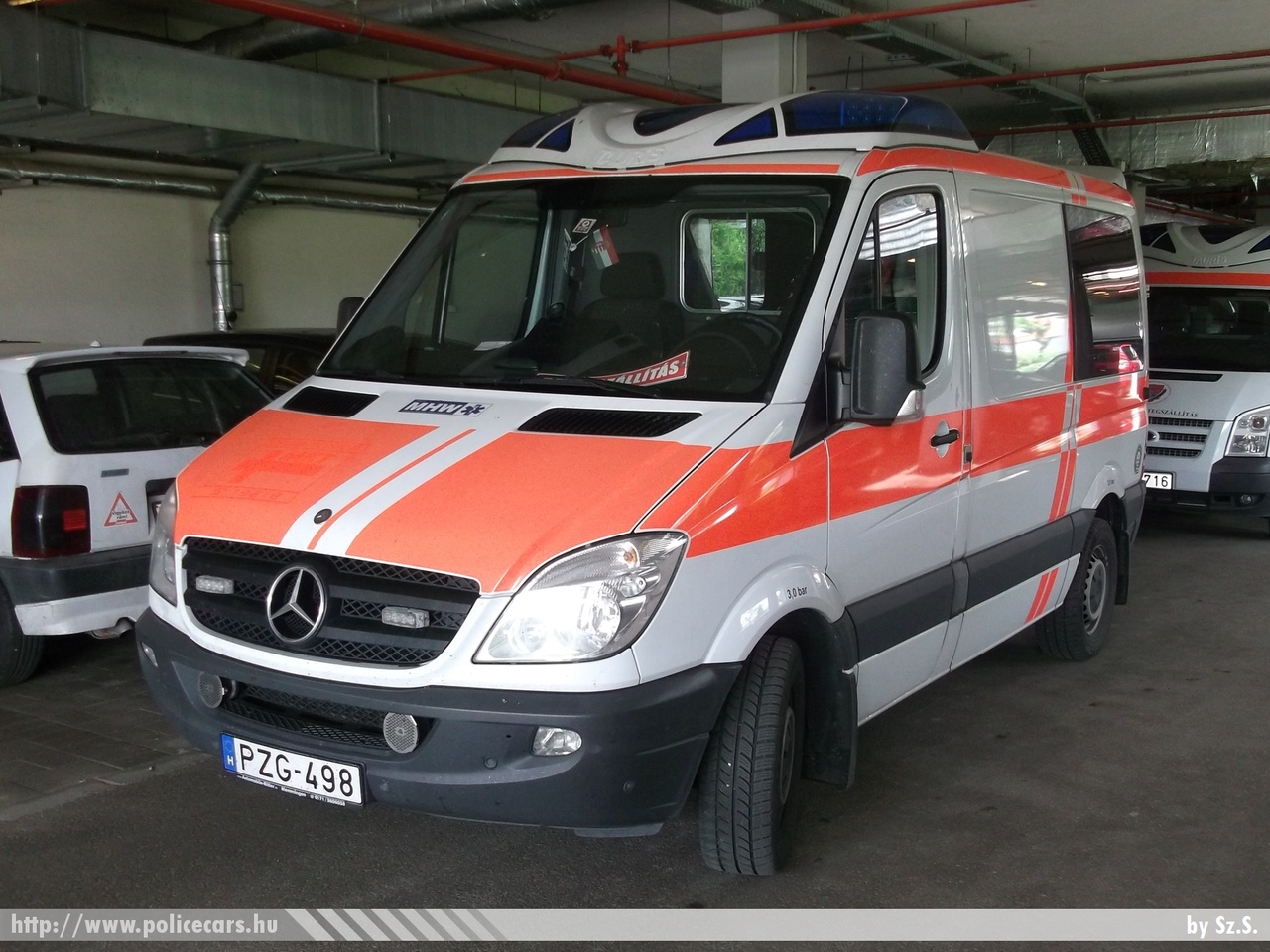 Mercedes Sprinter II, fotó: Sz.S:
Keywords: mentő mentőautó magyar Magyarország hungarian Hungary ambulance PZG-498
