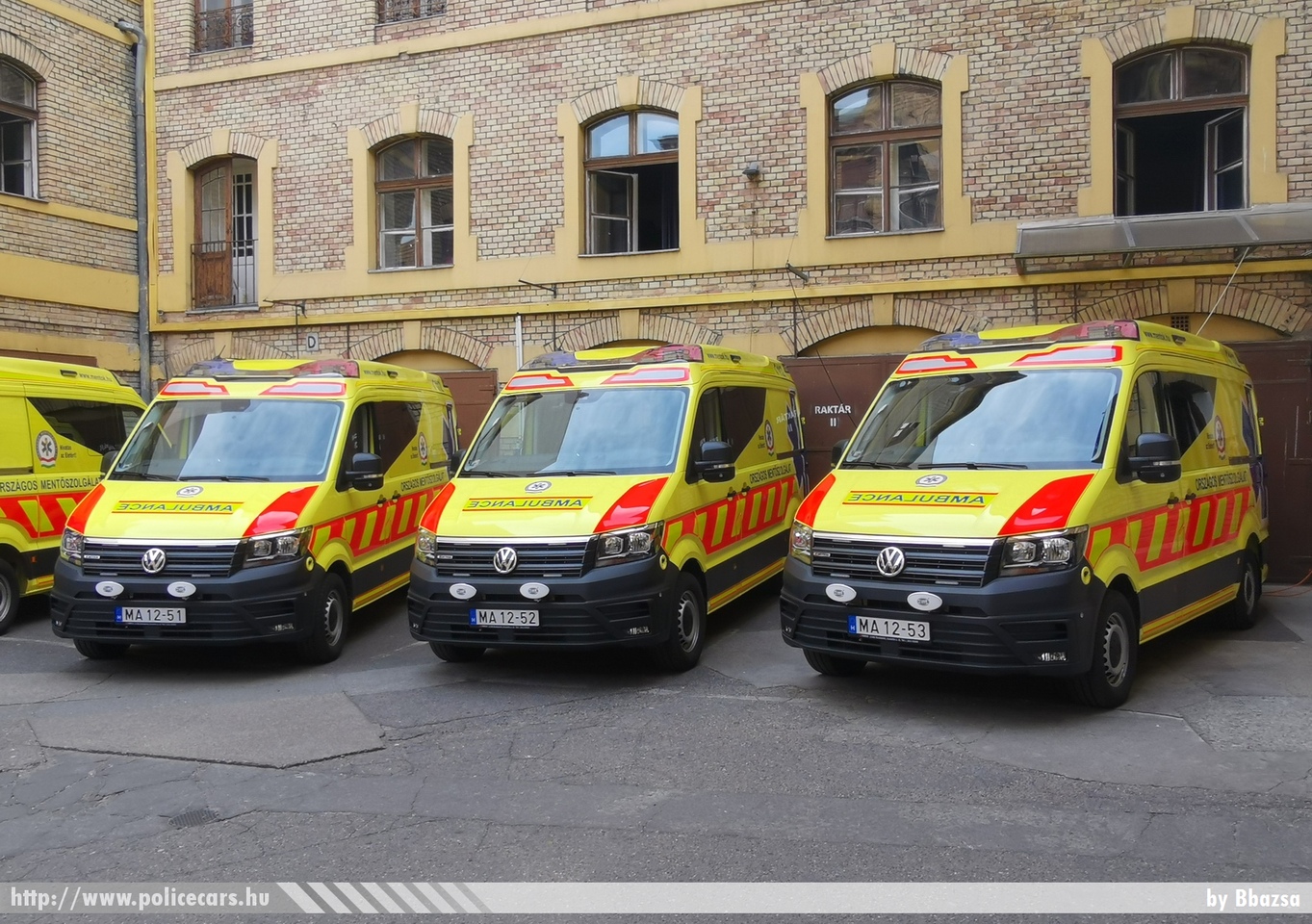 Volkswagen Crafter II Profile, Országos Mentõszolgálat, fotó: Bbazsa
Keywords: magyar Magyarország mentő mentőautó OMSZ Hungary hungarian ambulance MA12-52 MA12-51 MA12-53