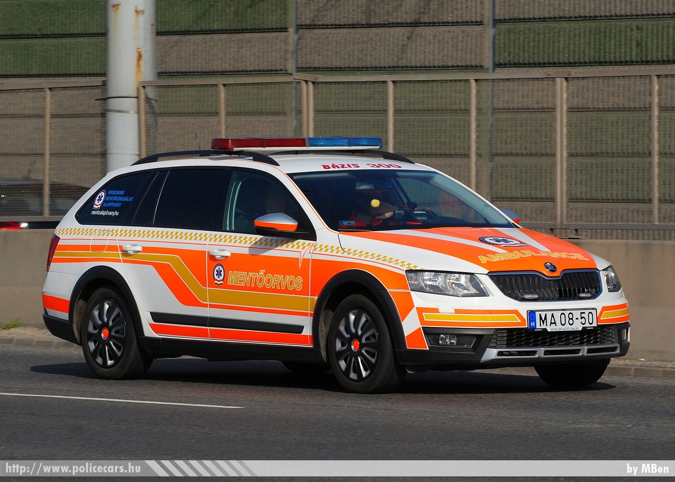 Skoda Octavia Combi III Scout, Országos Mentõszolgálat, fotó: MBen
Keywords: OMSZ mentő mentőautó MOK magyar Magyarország ambulance hungarian Hungary MA08-50
