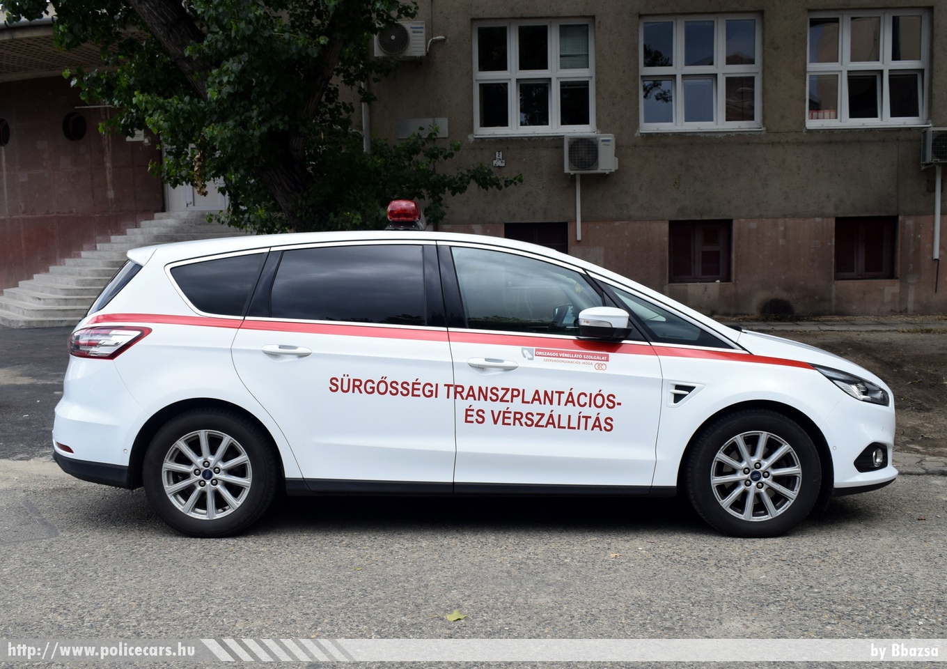 Ford S-Max, Országos Vérellátó Szolgálat, vérszállítás, fotó: Bbazsa
Keywords: OMSZ mentő mentőautó MOK magyar Magyarország ambulance hungarian Hungary PIV-897