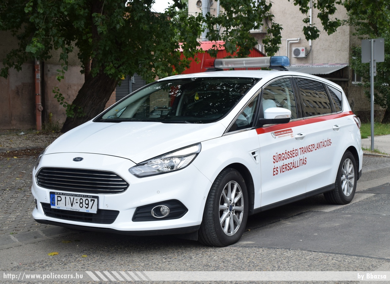 Ford S-Max, Országos Vérellátó Szolgálat, vérszállítás, fotó: Bbazsa
Keywords: OMSZ mentő mentőautó MOK magyar Magyarország ambulance hungarian Hungary PIV-897