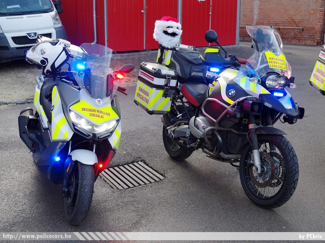 BMW C400GT, BMW R1200GS Adventure, Országos Vérellátó Szolgálat, Magyarországi Sürgõsségi Motoros Vérszállító Szolgálat, Vérlovagok, fotó: PChris
Keywords: mentő magyar Magyarország mentőmotor ambulance Hungary hungarian UNZ-395 UHK-600