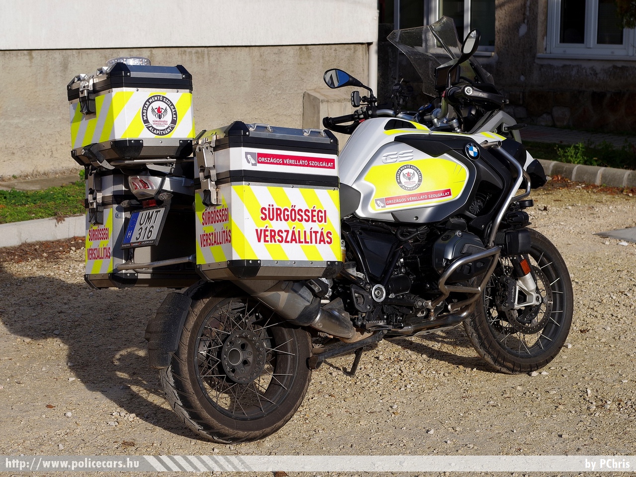 BMW R1200GS Adventure, Országos Vérellátó Szolgálat, Magyarországi Sürgõsségi Motoros Vérszállító Szolgálat, Vérlovagok, fotó: PChris
Keywords: mentő magyar Magyarország mentőmotor ambulance Hungary hungarian UMT-316