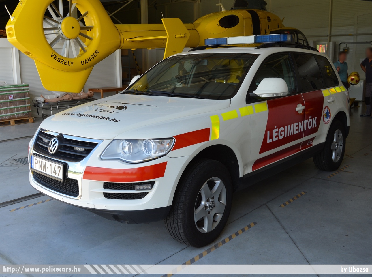 Volkswagen Touareg, Magyar Légimentõ Nonprofit Kft., fotó: Bbazsa
Keywords: mentő magyar Magyarország mentőautó ambulance Hungary hungarian PNW-147