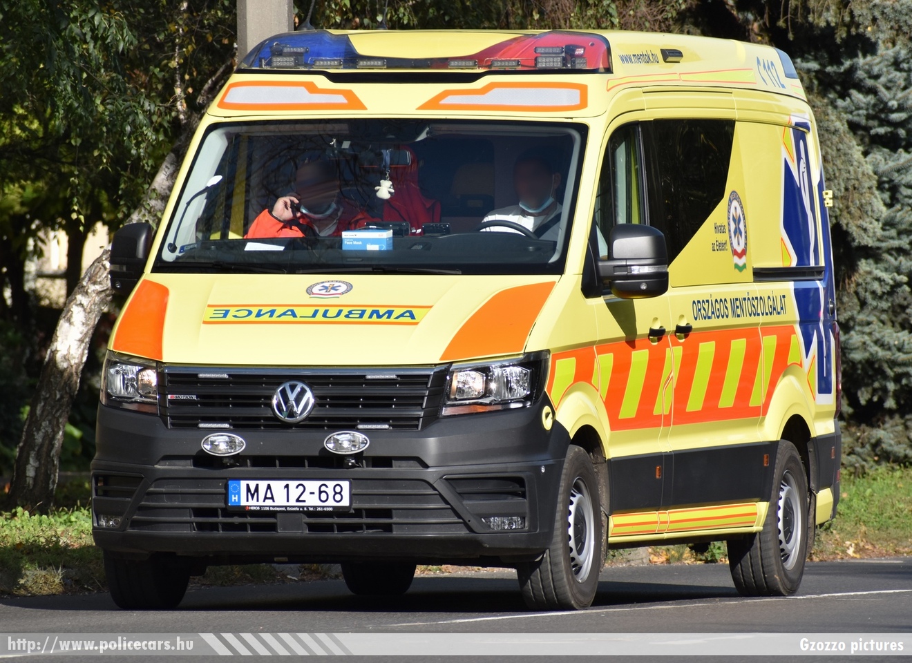 Volkswagen Crafter II Profile, Országos Mentõszolgálat, fotó: Gzozzo pictures
Keywords: magyar Magyarország mentő mentőautó OMSZ Hungary hungarian ambulance MA12-68