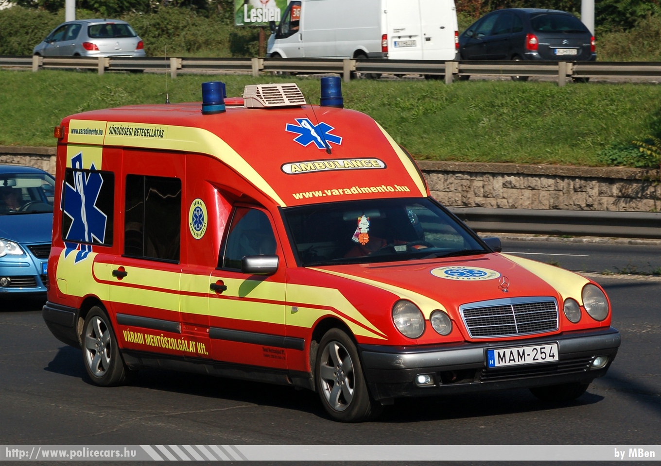 Mercedes-Benz E Binz, Váradi Mentõszolgálat Kft., fotó: MBen
Keywords: mentő mentőautó magyar Magyarország hungarian Hungary ambulance MAM-254
