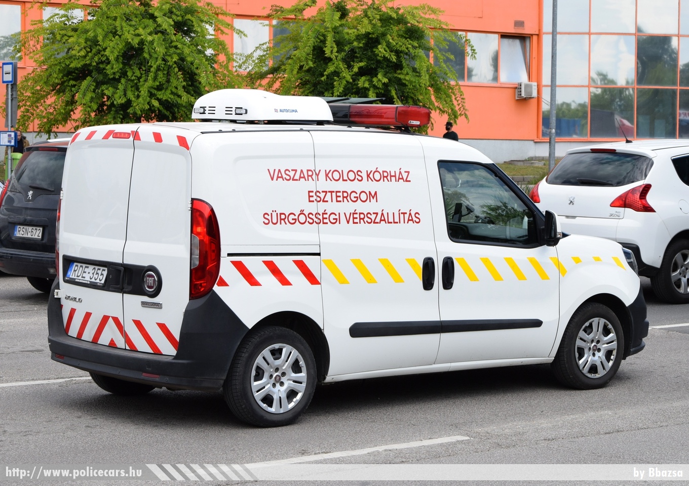 Fiat Doblo, sürgõsségi vérszállítás, Vaszary Kolos Kórház,Esztergom, fotó: Bbazsa
Keywords: mentő magyar Magyarország mentőautó ambulance Hungary hungarian RDE-355