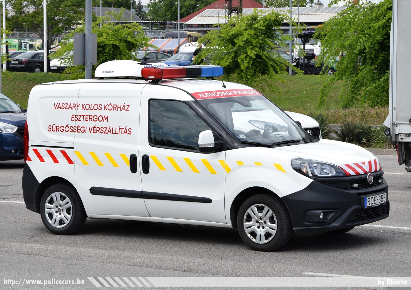 Fiat Doblo, sürgõsségi vérszállítás, Vaszary Kolos Kórház,Esztergom, fotó: Bbazsa
Keywords: mentő magyar Magyarország mentőautó ambulance Hungary hungarian RDE-355