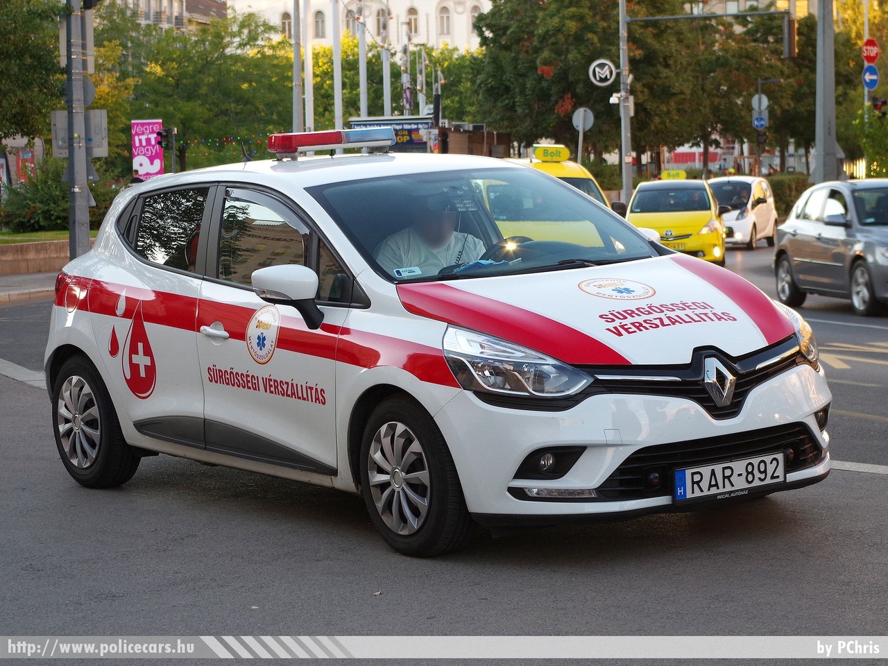 Renault Clio IV, sürgősségi vérszállítás, Samaritanus Mentőszolgálat, fotó: PChris
Keywords: mentő magyar Magyarország mentőautó ambulance Hungary hungarian RAR-892
