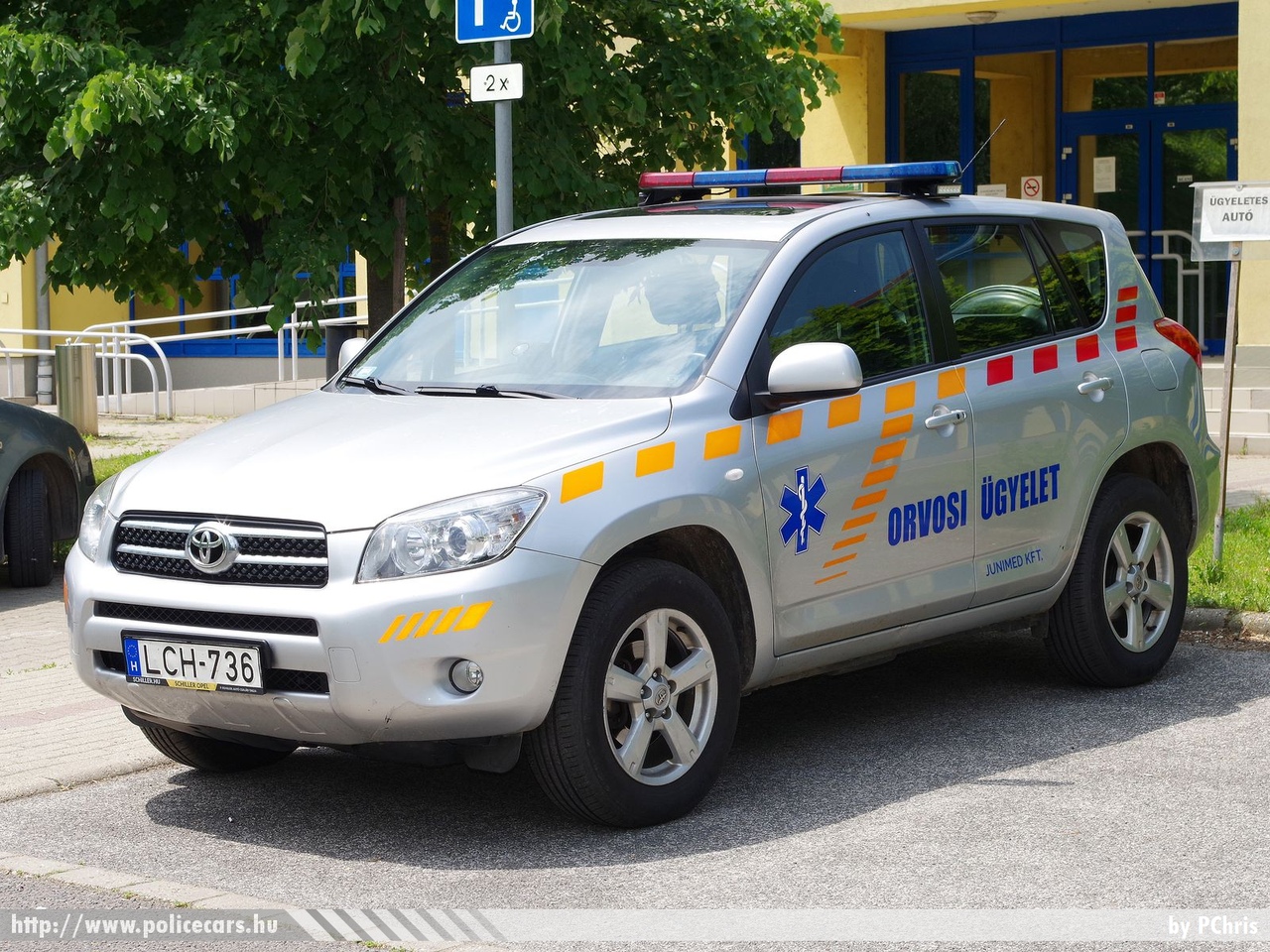 Toyota RAV4, orvosi ügyelet, Rétság, Junimed Kft., fotó: PChris
Keywords: mentő magyar Magyarország mentőautó ambulance Hungary hungarian LCH-736