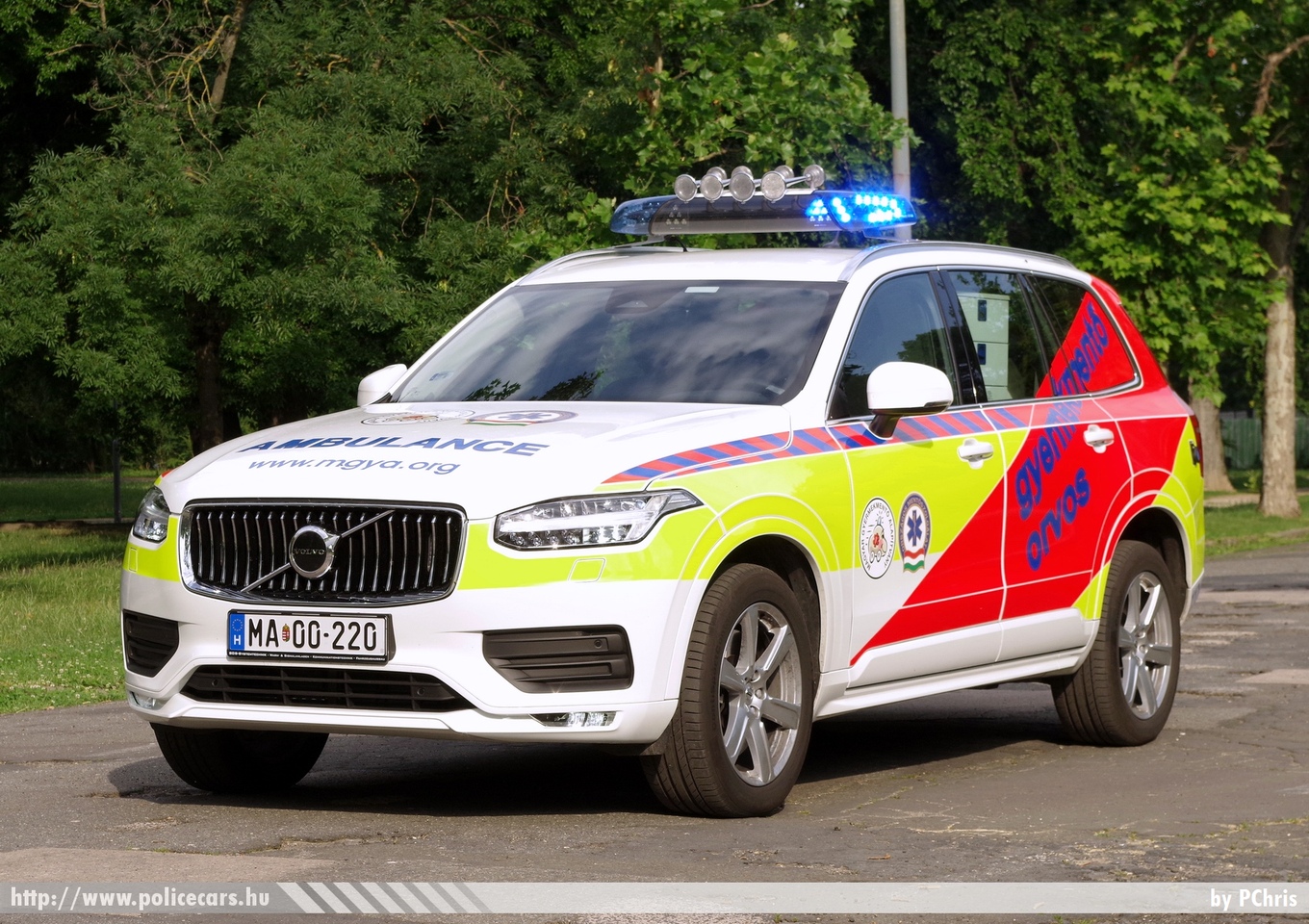 Volvo XC90, Magyar Gyermekmentő Alapítvány, fotó: PChris
Keywords: mentő magyar Magyarország mentőautó ambulance Hungary hungarian MA00-220