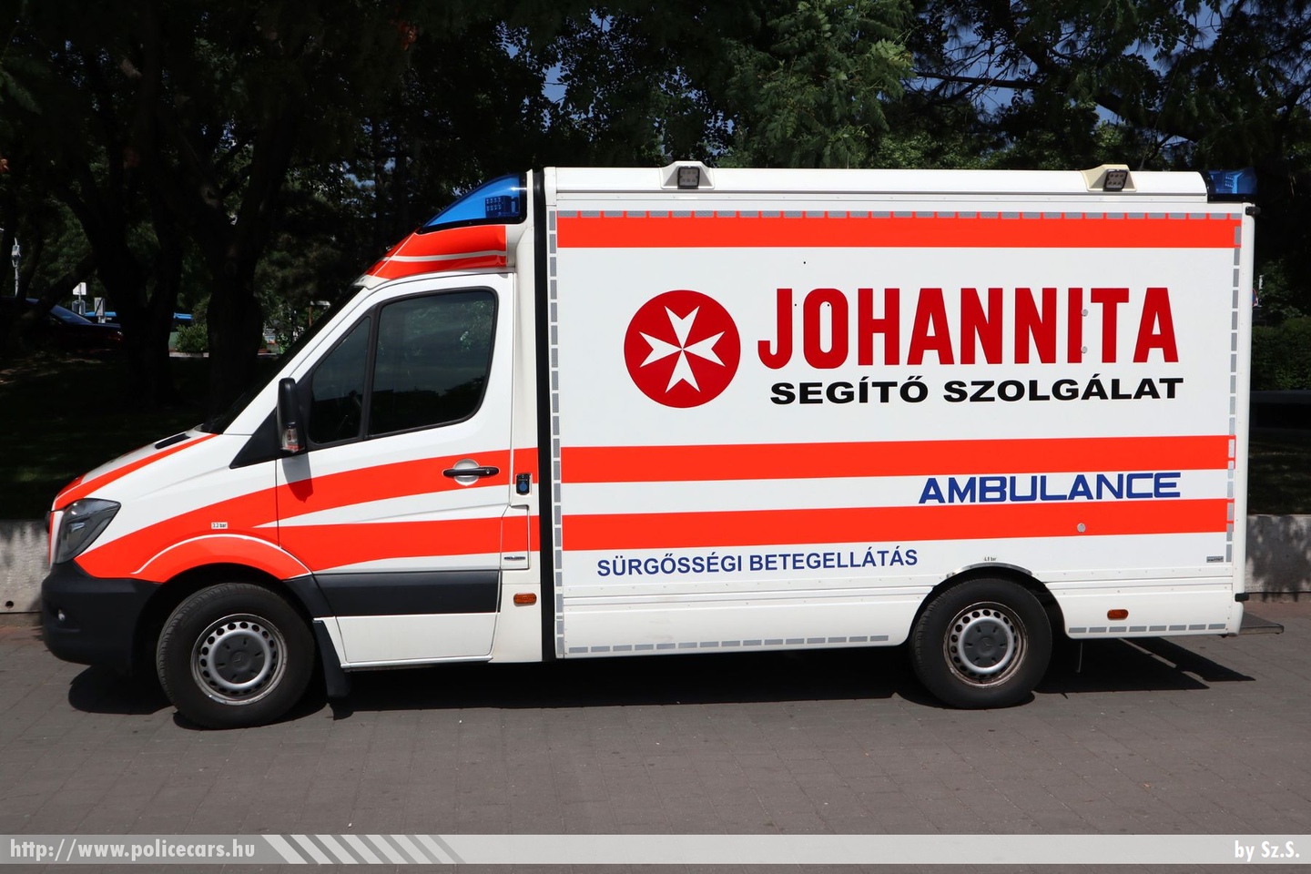 Mercedes-Benz Sprinter II facelift, Johannita Segítő Szolgálat, fotó: Sz.S.
Keywords: mentő mentőautó magyar Magyarország hungarian Hungary ambulance AEHS-101